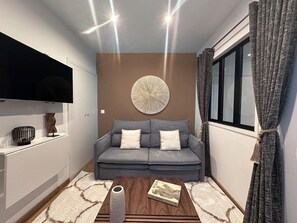 Apartment, Blick auf den Innenhof | Wohnbereich