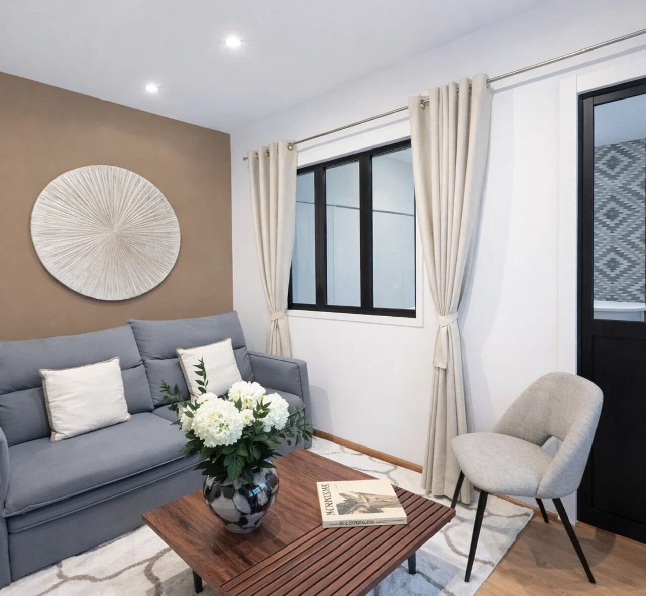 Appartement, uitzicht op de binnenplaats | Woonruimte | Een 80-cm smart-tv met digitale zenders