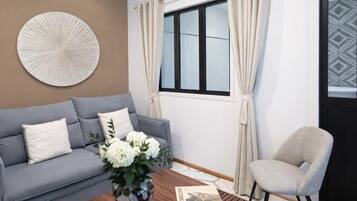 Appartement, uitzicht op de binnenplaats | Woonruimte | Een 80-cm smart-tv met digitale zenders