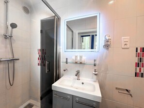 Apartment, Courtyard View | Bathroom - 1613 Montmartre (Paris)