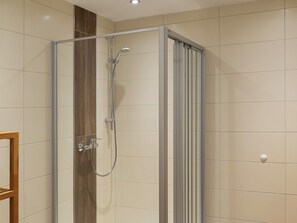 Douche, séchoir à cheveux, serviettes fournies