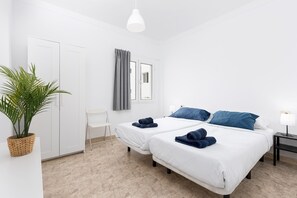 3 habitaciones, tabla de planchar con plancha, wifi y ropa de cama 