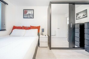1 bedroom, iron/ironing board, free WiFi, bed sheets - Luxury Central London Balcony 1-bed Apt w/ Parking (London)
