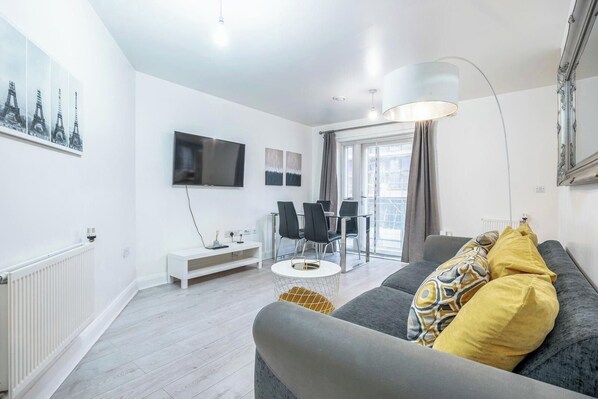 Living area - City Central London Apt Balcony, Parking, Sleeps 3 (London)