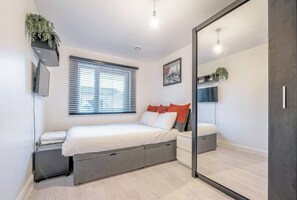 1 bedroom, iron/ironing board, free WiFi, bed sheets - Luxury Central London Balcony 1-bed Apt w/ Parking (London)