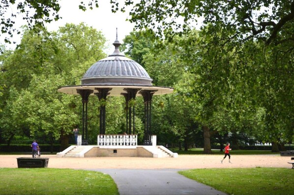 A gazebo with a dome roof and columns, surrounded by trees in a park. - Luxury Central London Balcony 1-bed Apt w/ Parking (London)