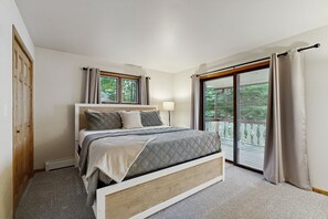 3 bedrooms, iron/ironing board, Internet, bed sheets