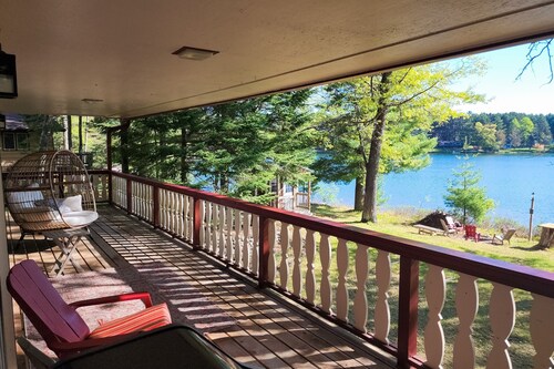 Charming Lakefront home w/ dock, gas grill, fire pit, on ATV/Snowmobile trail