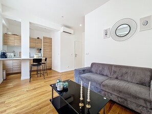 TV - N&J - GOLDEN SQUARE - Central, near sea (Niza)