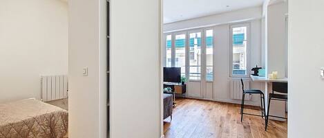 1 chambre, fer et planche à repasser