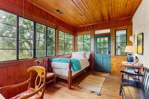 3 bedrooms, iron/ironing board, Internet, bed sheets