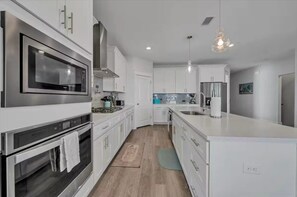 Réfrigérateur, micro-ondes, four, lave-vaisselle