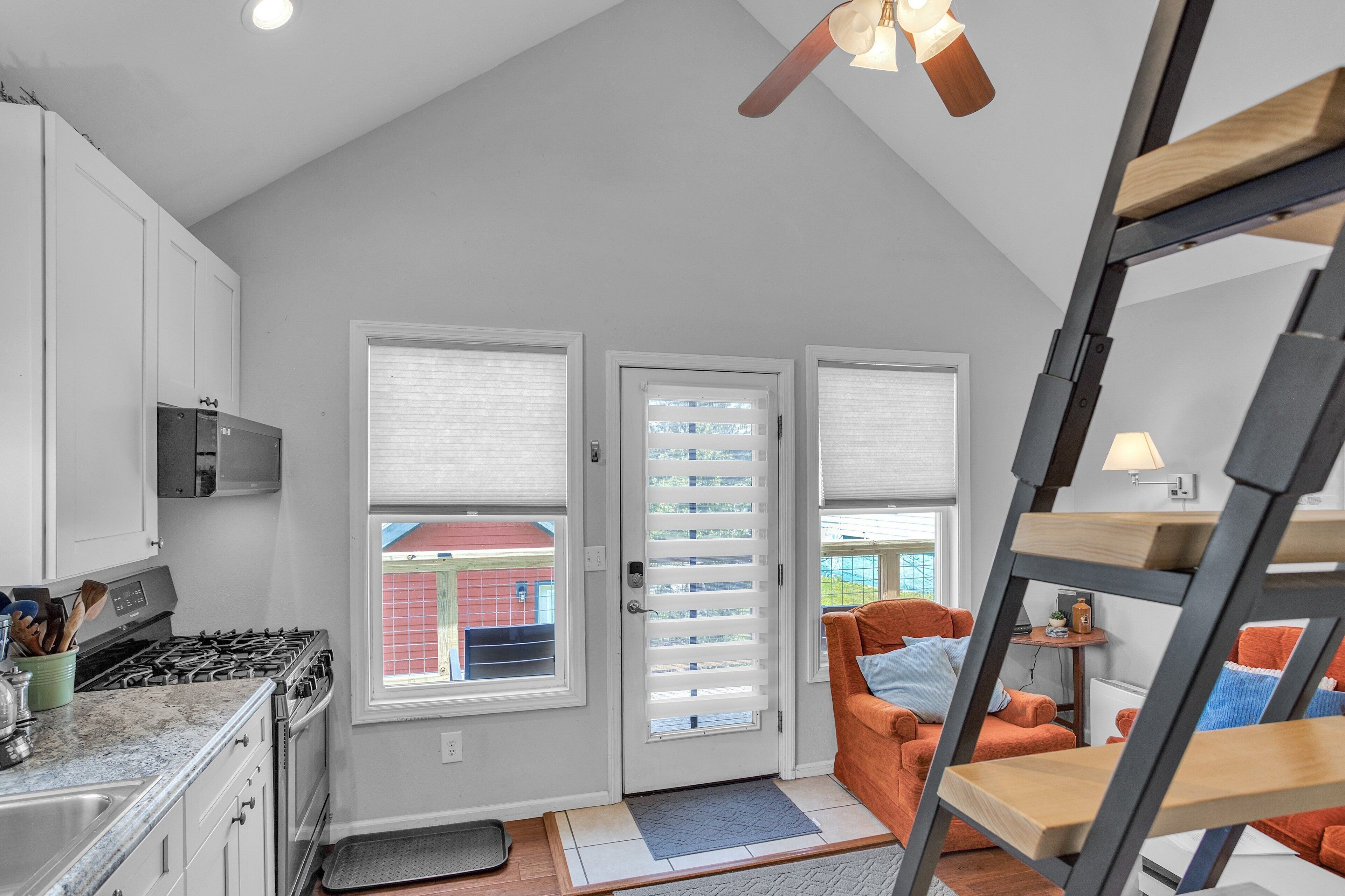 Fridge, microwave, oven, coffee/tea maker