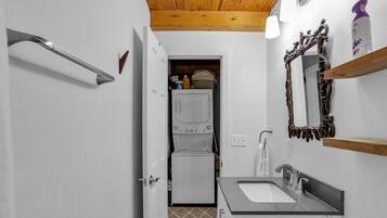 Regadera, secadora de cabello, toallas