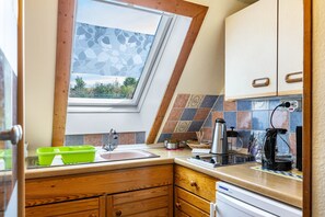 Fridge, coffee/tea maker, electric kettle, highchair