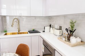 Micro-ondes, four, plaque de cuisson, lave-vaisselle