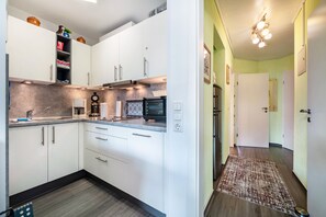 Kjøleskap, mikrobølgeovn, ovn og kokeplater