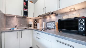 Refrigerador, microondas, horno y parrilla de estufa
