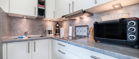 Kühlschrank, Mikrowelle, Ofen, Herdplatte