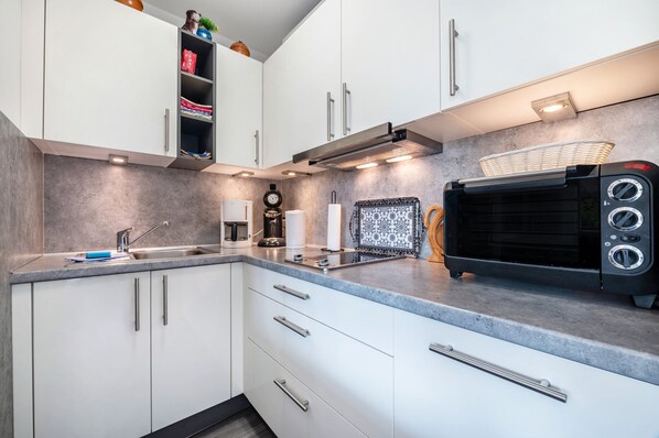 Fridge, microwave, oven, stovetop