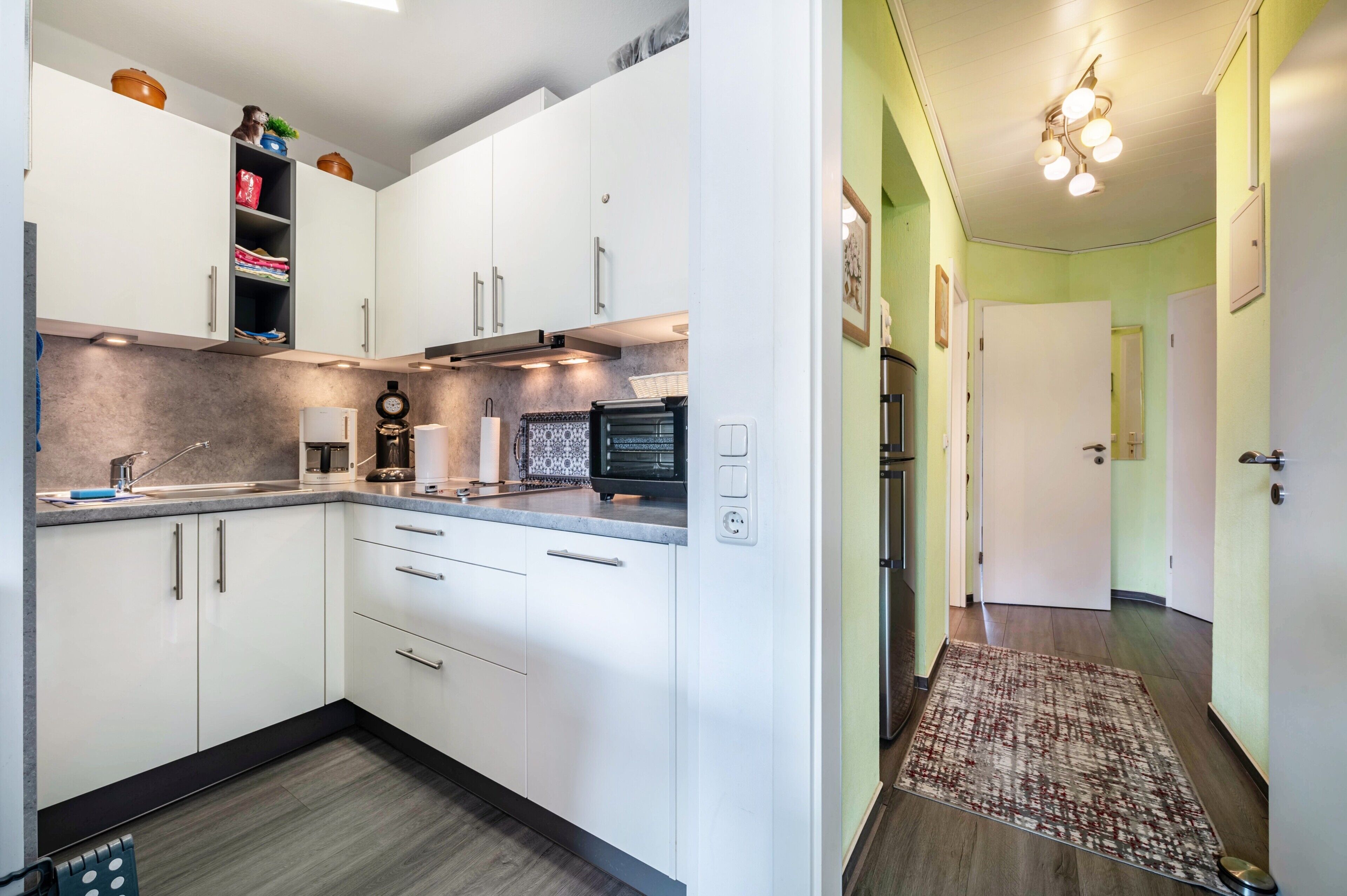 Kühlschrank, Mikrowelle, Ofen, Herdplatte