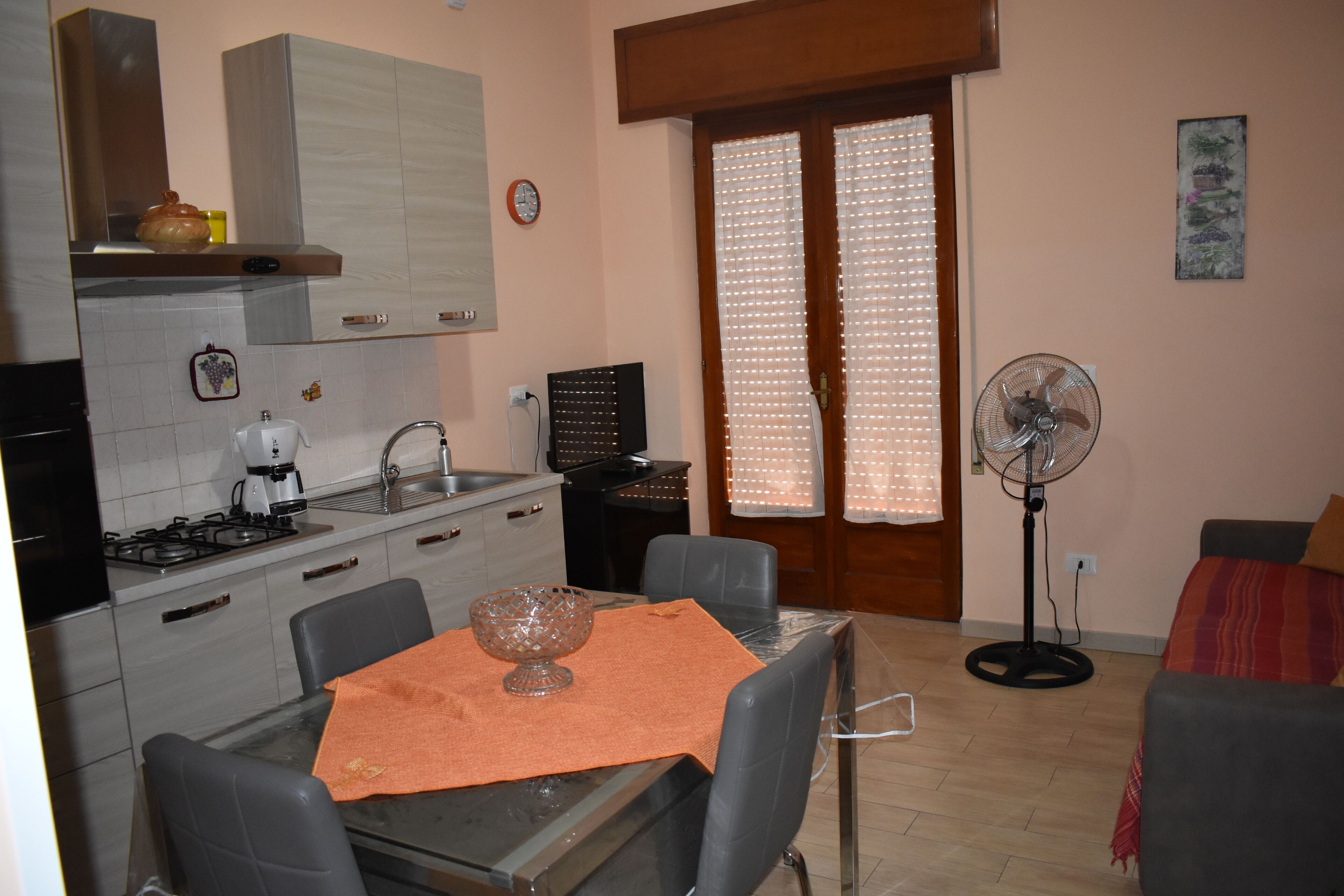 Frigorifero, forno, piano cottura, macchina per tè/caffè