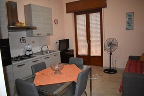 Kühlschrank, Ofen, Herdplatte, Wasserkocher mit Kaffee-/Teezubehör