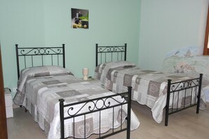 3 bedrooms, iron/ironing board, WiFi, bed sheets