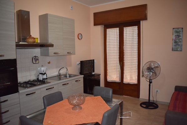 Fridge, oven, stovetop, coffee/tea maker