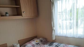 2 kamar tidur, setrika/meja setrika, Wi-Fi gratis, dan seprai linen