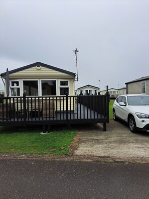 Property grounds - Tranquil Lodge Retreat in Scunthorpe Countryside (Scunthorpe)