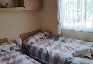 4 bedrooms, iron/ironing board, free WiFi, bed sheets - Tranquil Lodge Retreat in Scunthorpe Countryside (Scunthorpe)