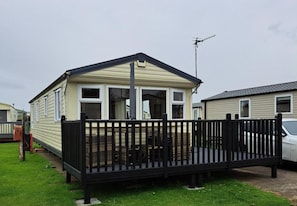 Exterior - Tranquil Lodge Retreat in Scunthorpe Countryside (Scunthorpe)