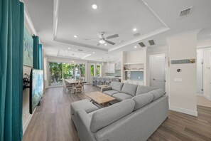 スマートテレビ、書庫、ステレオ