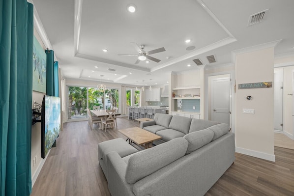 Smart TV, books, stereo - Luxury 6 Bedroom near the Village (Siesta Key)
