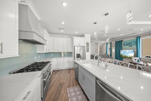 冷蔵庫、電子レンジ、オーブン、コンロ