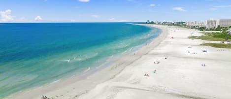 بالقرب من الشاطئ