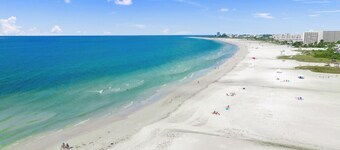 Luxury 6 Bedroom near the Village