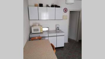 Nhà (Four Bedroom Holiday Home with Terrac) | Bếp riêng | Tủ lạnh