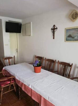 House (Four Bedroom Holiday Home with Terrac) | Dining room