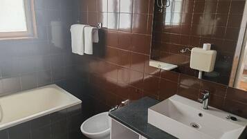 House (Four Bedroom Holiday Home with Terrac) | Bathroom | Bidet, towels