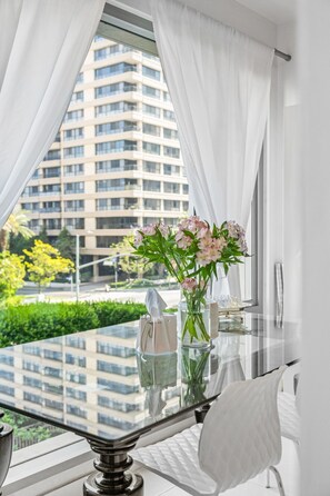 Dining - Gorgeous 2BR Apartment in LA. (Los Angeles)