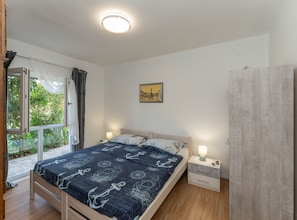 House (Four Bedroom Holiday Home with Terrac) | 4 bedrooms, cribs/infant beds