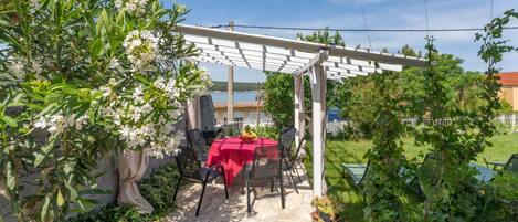 House (Four Bedroom Holiday Home with Terrac) | Garden