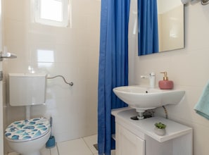 House (Four Bedroom Holiday Home with Terrac) | Bathroom | Shower, towels