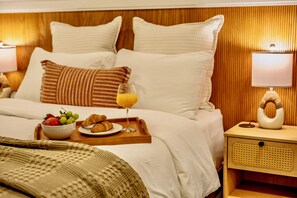 3 bedrooms, iron/ironing board, free WiFi, bed sheets - Boutique Home: Tranquil Lake. Hot Tub. Fire Pit. Community Pool. Golf Course (Tobyhanna)