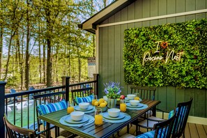 Outdoor dining - Boutique Home: Tranquil Lake. Hot Tub. Fire Pit. Community Pool. Golf Course (Tobyhanna)