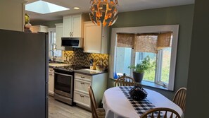 Private kitchen - Fully Renovated Cozy Home (Pueblo)