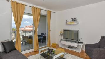 Departamento (One Bedroom Apartment With Balcony An) | Sala de estar | Televisión de pantalla plana de 32 pulgadas con canales vía satélite