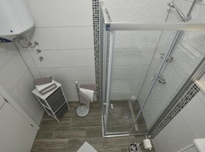 Lejlighed (One Bedroom Apartment With Balcony An) | Badeværelse | Bruser, håndklæder